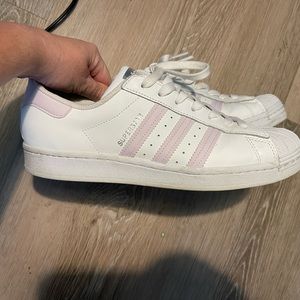 Adidas Women’s Superstar White w/ Lavender Stripes (excellent condition!)Size 10